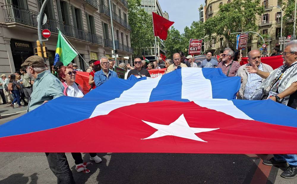 1 DE MAYO 01052026 BANDERA DE CUBA DESPLEGADA 20260501 121709