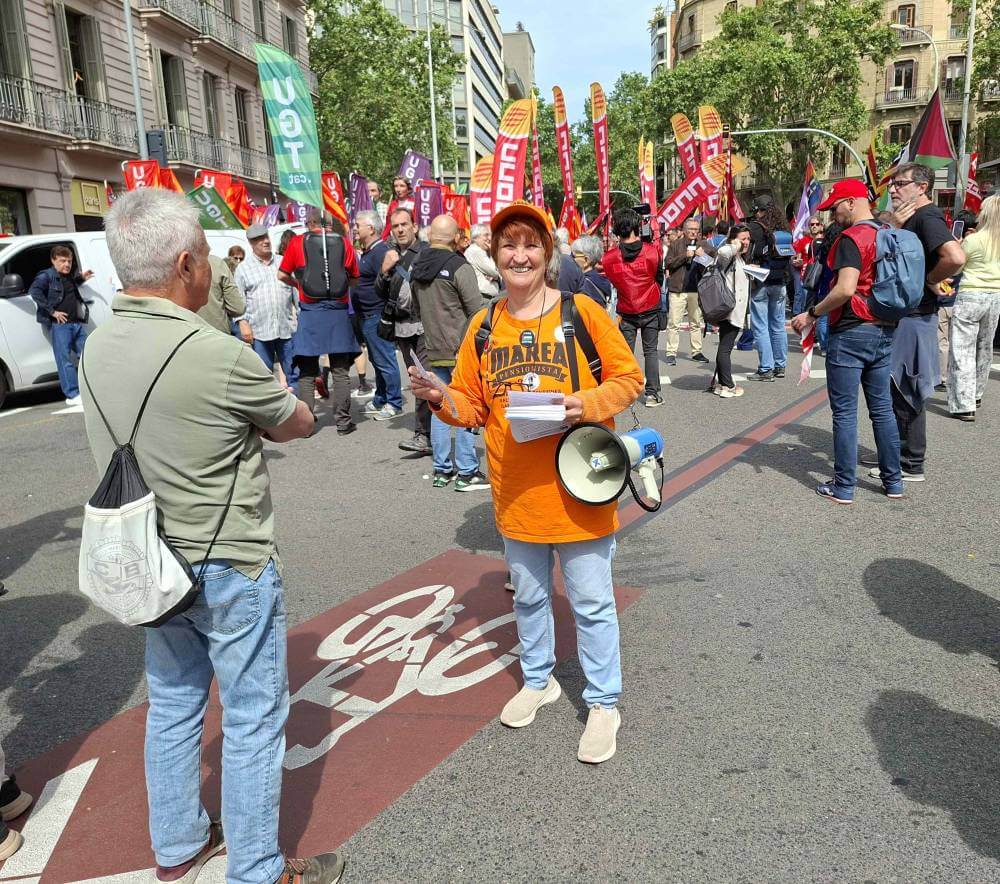 1 DE MAYO 01052026 CONCHI DE MAREA PENSIONISTA REPARTIENDO OCTAVILLAS20260501 113036