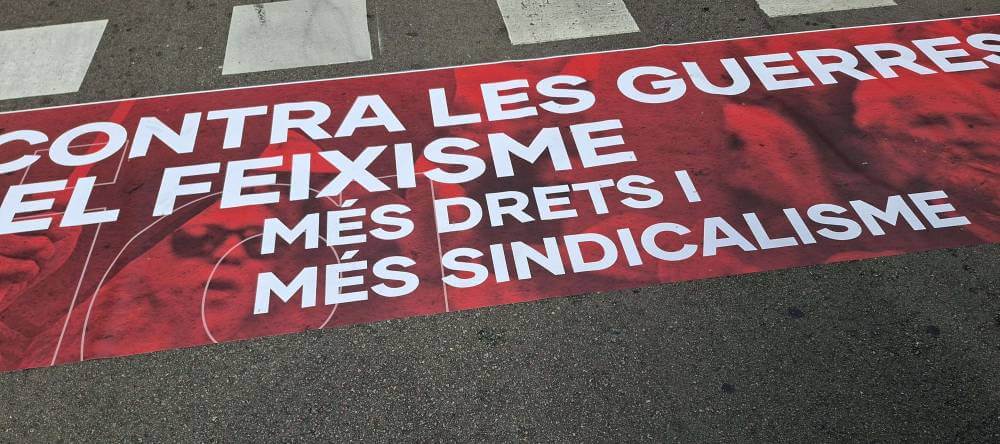 1 DE MAYO 01052026 PANCARTA EN EL SUELO CONTRA EL FASCISMO Y LAS GUERRAS20260501 113742