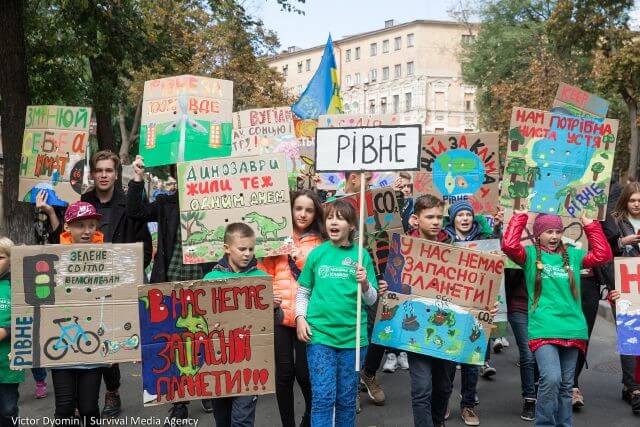 350.org jovenes activistas por el clima protestan en Kiev Ucrania en septiembre 2019