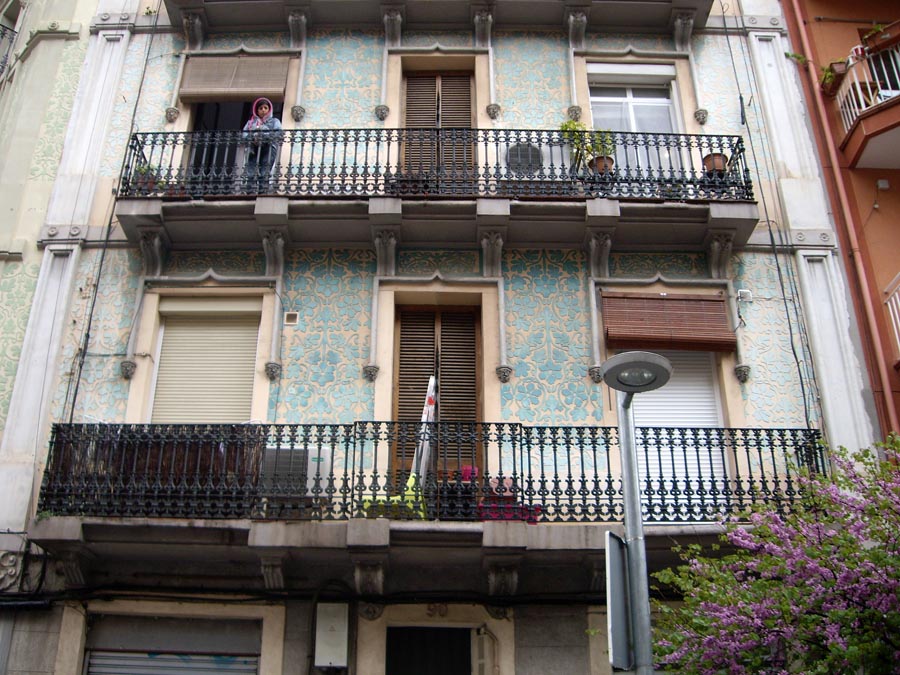 El desnonament de la família que habita al 2º 1ª de la finca situada al carrer Xifré, 90, ha estat aturat pels membres de la PAH de Barcelona