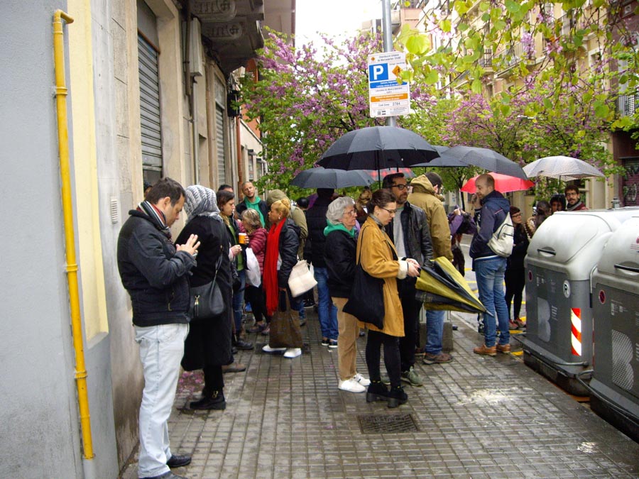 El desnonament de la família que habita al 2º 1ª de la finca situada al carrer Xifré, 90, ha estat aturat pels membres de la PAH de Barcelona