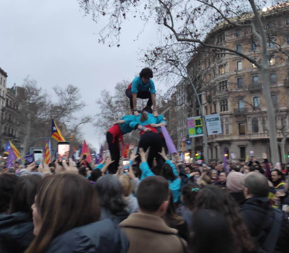 8M 08032025 castell de dones a la manifestaci 1742293519174 990 k