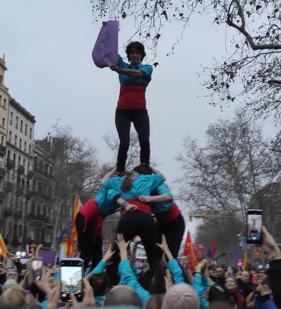 8M 2025 unA DONA EN EL MES ALT DE LA MANIFESTACIO 1741477887414 961 K