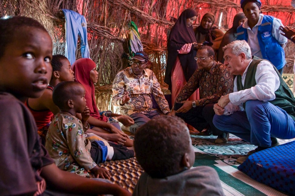 ACNUR Filippo Grandi visita a una familia Somali llegada a un asentamiento temporal del campamento de Dagahaley en Kenia