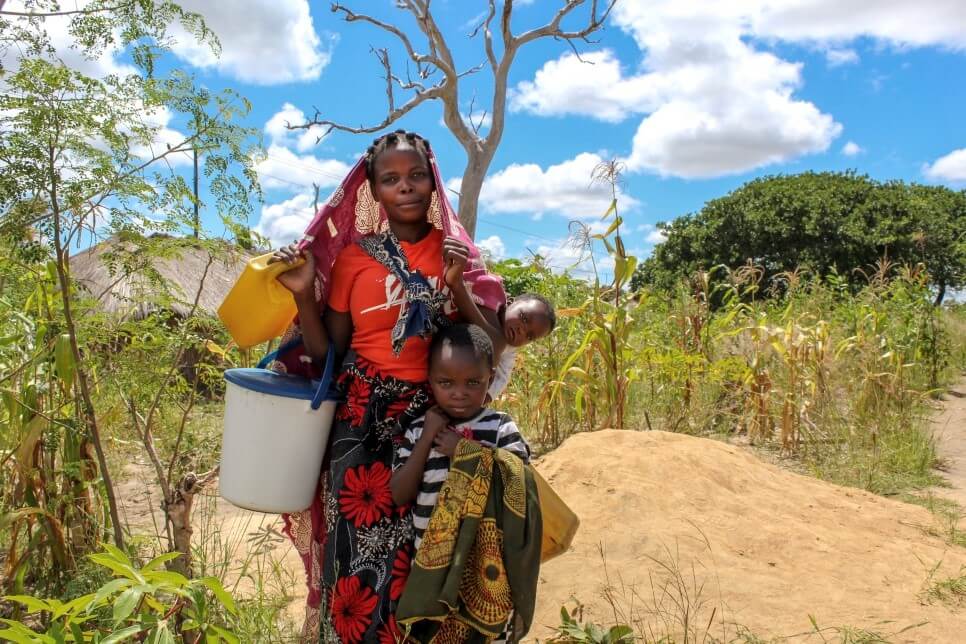 ACNUR UNA MUJER DESPLAZADA POR LUCHAS EN MOZAMBIQUE