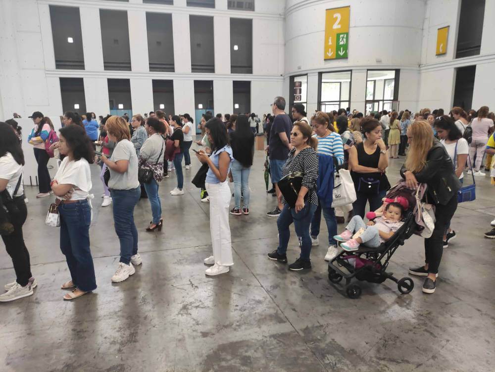 Ecuador votacion en barcelona colas de mujeres frente a la mesa electoral IMG 20231015 1037142296