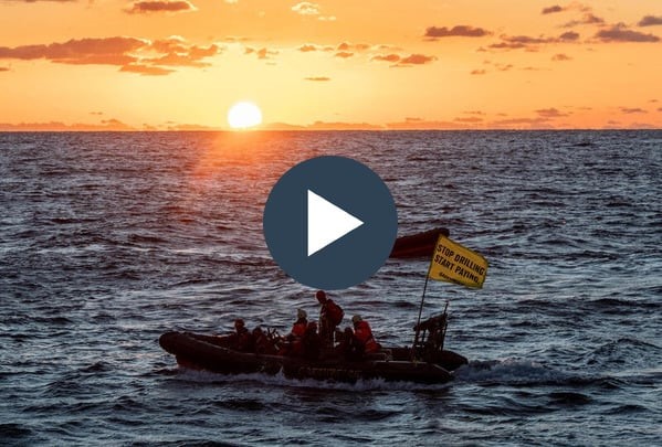 Greenpeace cuatro activistas permanecen a bordo de una plataforma de shell