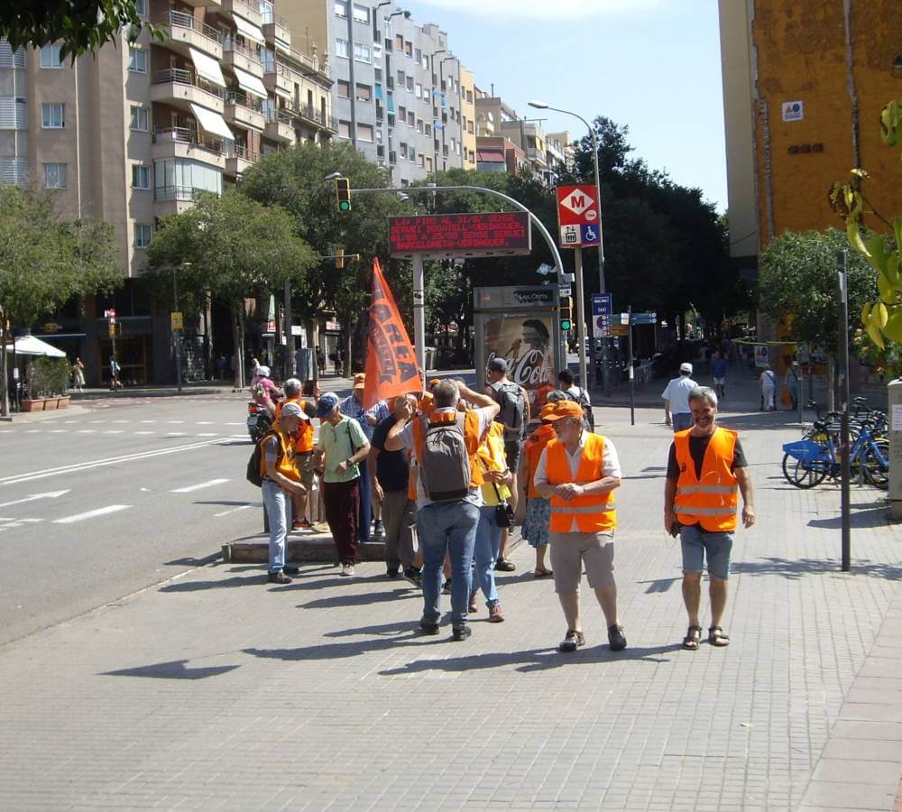 IMGP8048 arribada a Trv Corts sortint a la parada del metro de la plaa del centre 