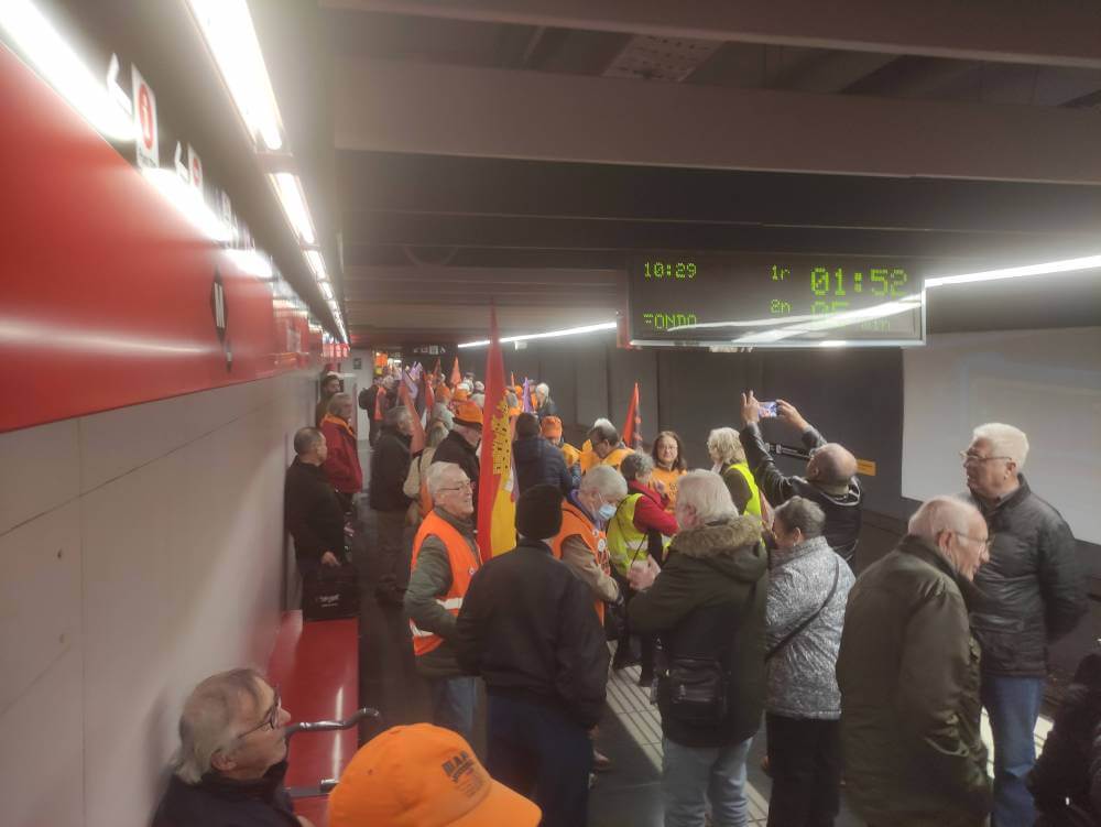 MAREA PENSIONISTA 18122023 PENSIONISTAS EN EL ANDEN DEL METRO IMG 20231218 102928 disminuit 982