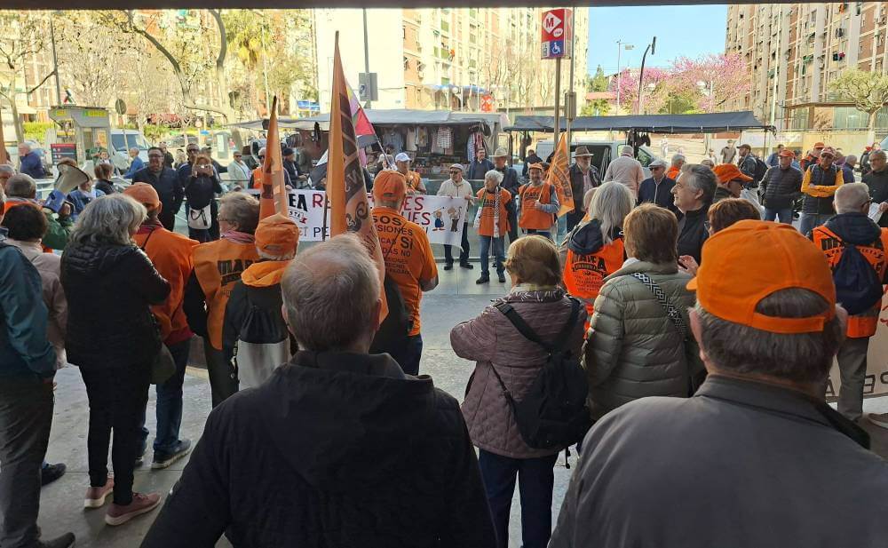MAREA PENSIONISTA 26032026 CONCENTRACION A LAS PUERTAS DELCAP DE CORNELLA 20260326 102958