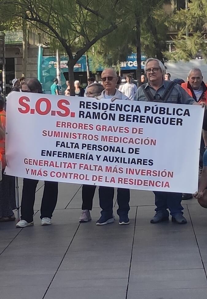 MAREA PENSIONISTA 30092024 CONCENTRACION PLAZA UNIVER PANCARTAS DIFERENTES COLECTIVOS 1727709653080 376 k