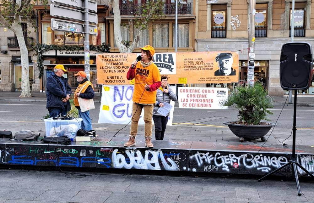 MAREA PENSIONISTA CONCHI PRESENTANDO EL ACTO DE HOY EN LA PLAZA UNIVERSIDAD 20231211 100654