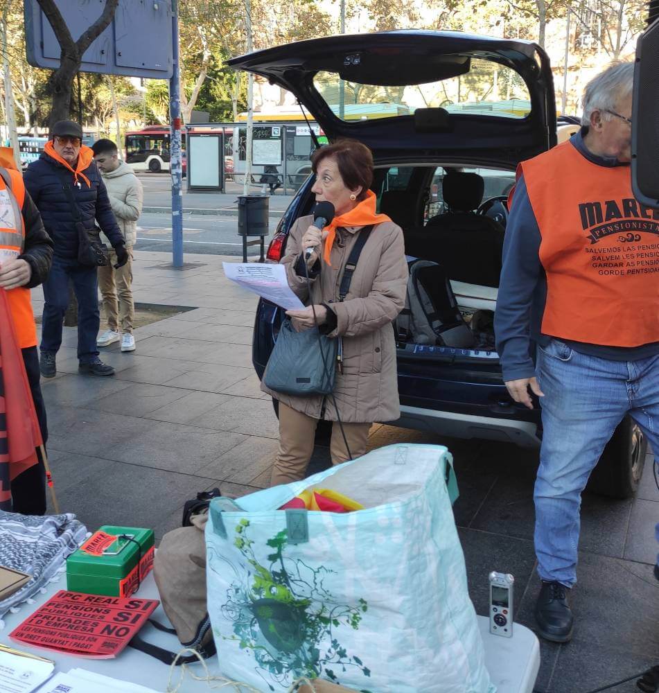 MAREA PENSIONISTA DE CATALUNYA ANTONIA EMPIEZA A LEER EL COMUNICADO DE COESPE IMG 20231218 100552