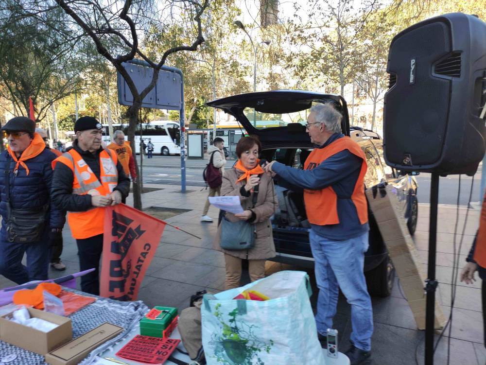 MAREA PENSIONISTA DE CATALUNYA EL COMUNICADO ANTES DE IR A LA DELEGACION DE GOBIERNO 18122023IMG 20231218 100555