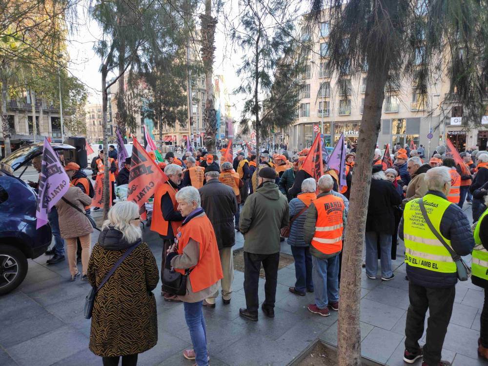 MAREA PENSIONISTA DE CATALUNYA FOTO DE AMBIENTE EN LA PLAZA UNIVERSIDAD 18122023