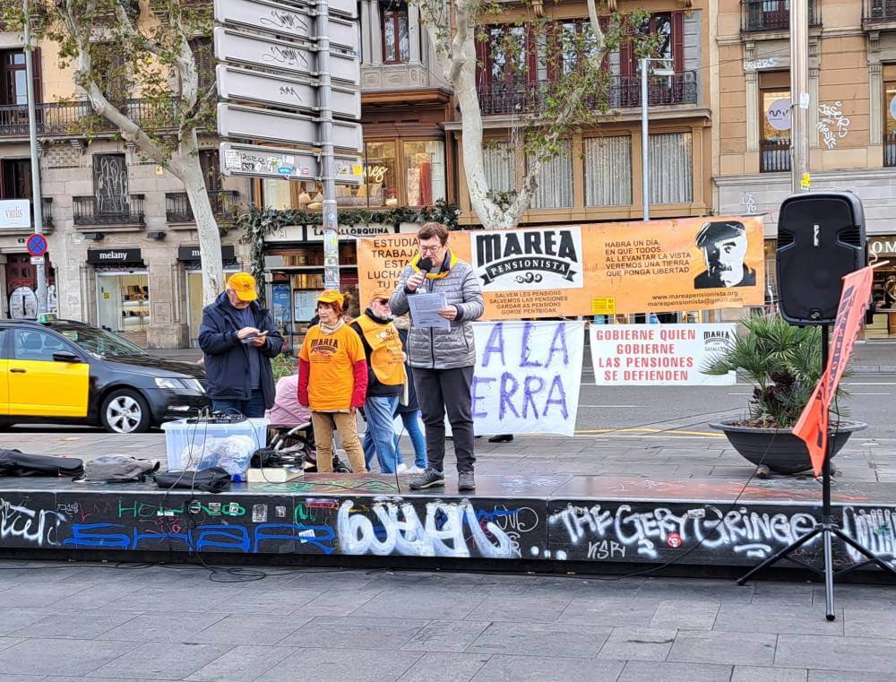 MAREA PENSIONISTA DE CATALUNYA COMPAERA LEYENDO UNA CARTA DIRIGIDA A LAS ASOCIACIONES 20231211 100806