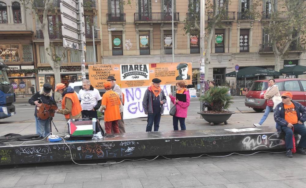 Marea Pensionista 02122024 todos los participantes junto a la gran pancarta 1733164130315 965 k