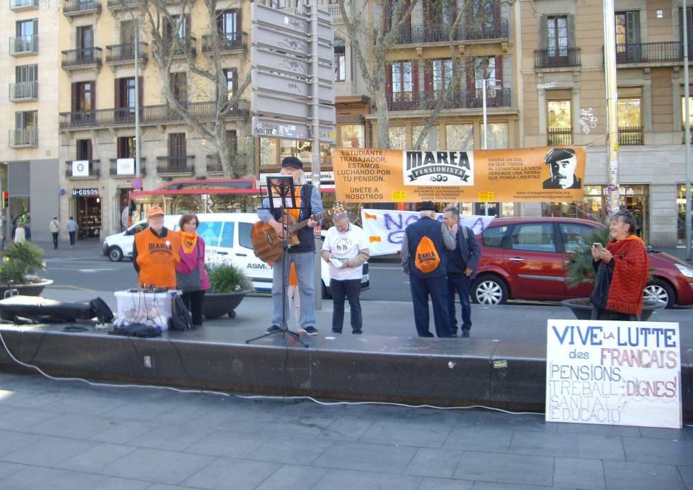 Marea pensionista 03042023 cantante concentracion plaza universidad IMGP7757 2