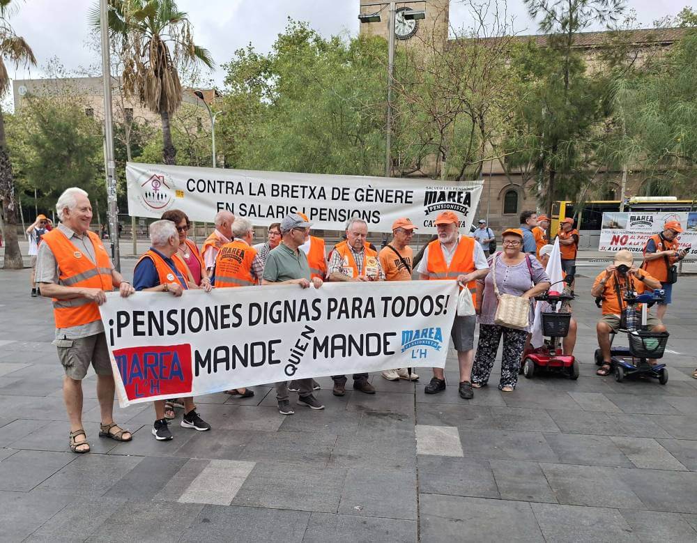 Marea pensionista 08092025 pensionistas con la pancarta de gobierne quien gobierne las pens se defienden20250908 095815