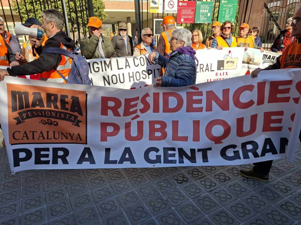 Marea pensionista 23022026 diverses pancartes a les portes del recinte de la Maternitatc78036d8 3244 479e 9057 d03de7d275f2