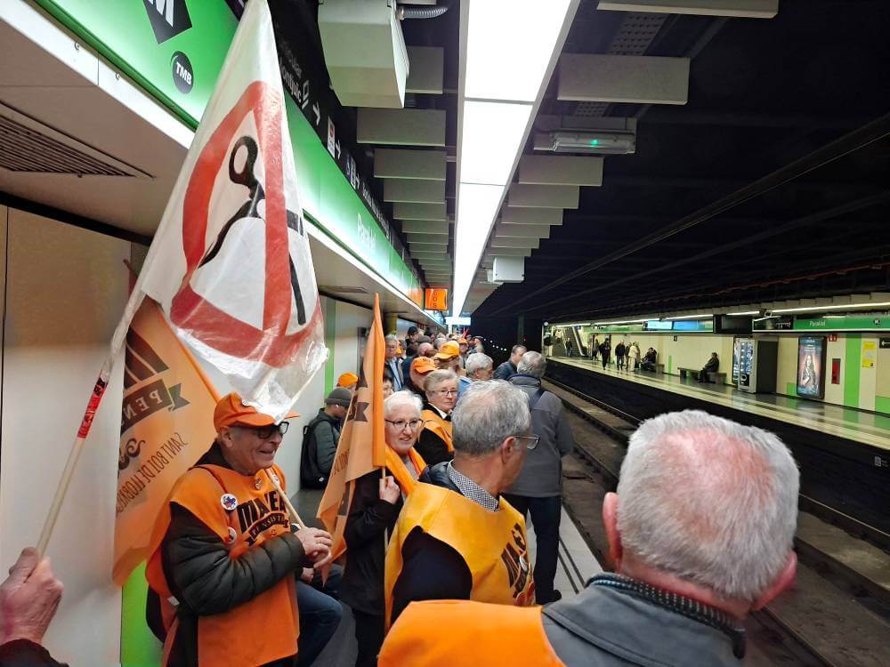 Marea pensionista 23022026 els pensionistes al metro adreant cap a la Conselleria20260223 103800