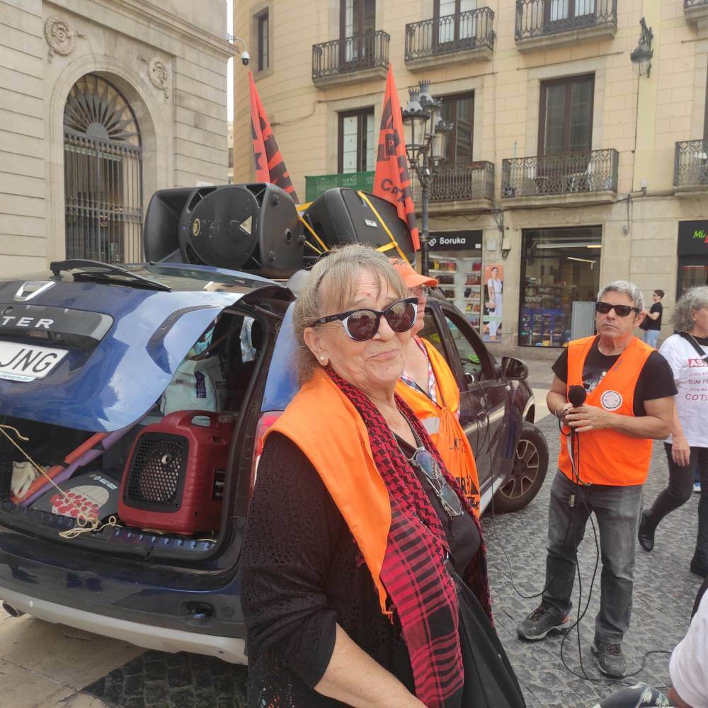 Marea pensionista 30092024 montse al final del acto en la plaza sant jaume 1728141275488 999 k