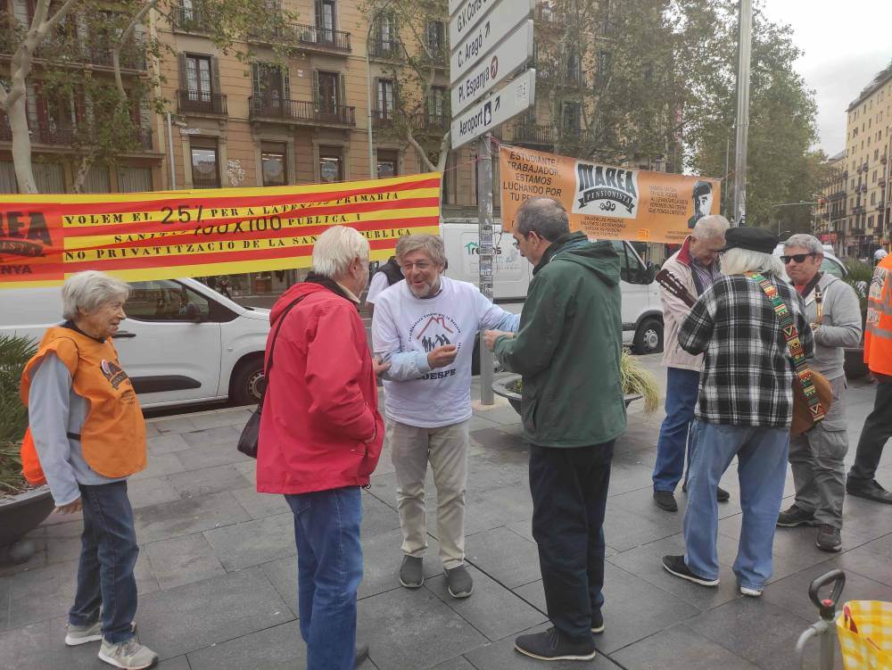 Marea pensionista Ramon Franquesa al mig lluisa a lesquerra i dos penionistes mesIMG 20231030 1044013185