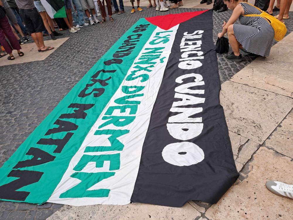 Palestina 27082025 pancarta silencio cuando los nios duermen 20250827 193226