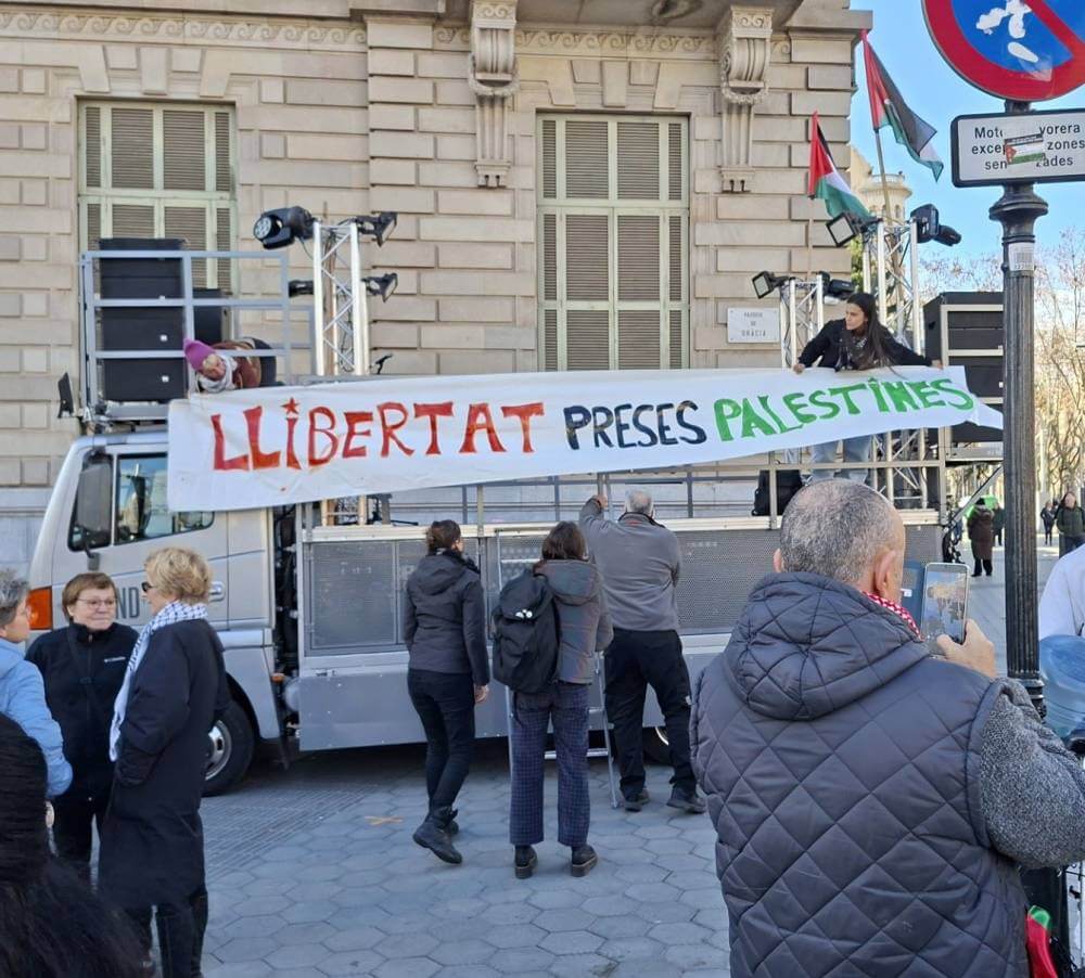 Palestina 31012026 manifestaci camio amb la pancarta Llibertat presas pALESTNES7c3a1720 c04d 4ba6 976f a13f8835c424
