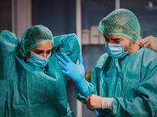 SATSE equipo de enfermeria preparandose para una intervencion en plena crisis del covid 19 novedades