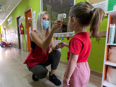 SATSE mujer toma la temperatura de una nina en una escuela infantil en plena crisis del covid 19 novedades