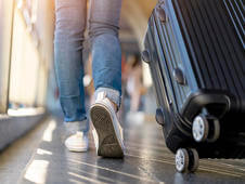 SATSE sindicat dinfermeria mujer camina en el aeropuerto con su maleta novedades