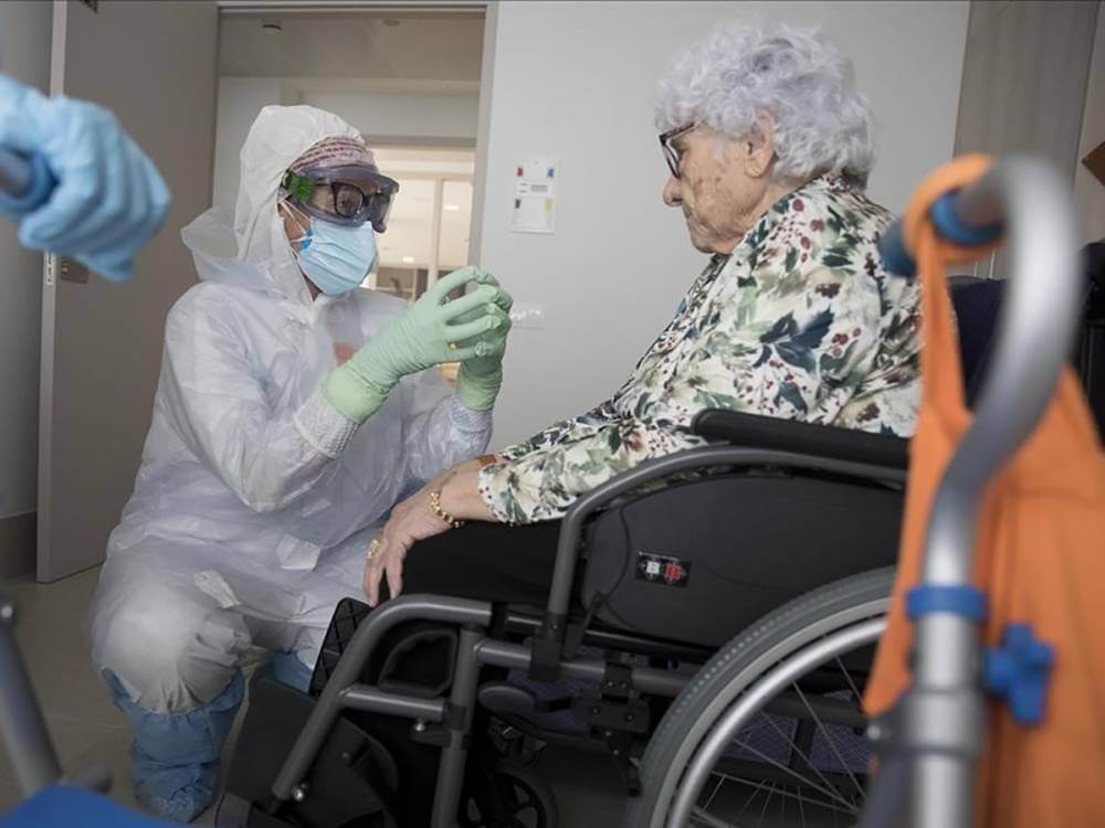 SATSE enfermera habla con una mujer en una residencia de mayores en plena crisis del covid 19