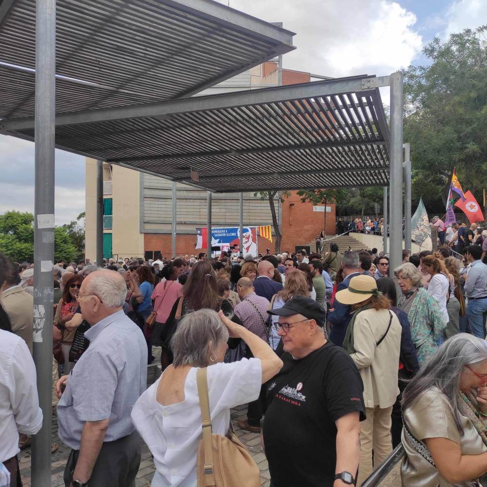 Salvador Allende 11092024 mucha gente en la plaza del carmel 1726125732591 976 k 1023 k