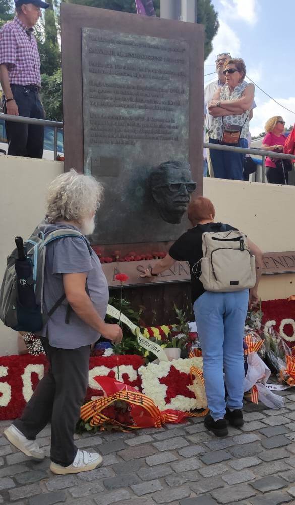 Salvador Allende 11092024 ofrenda de flores 5 Conchi depositando la flor en el monumento 1726327702199 984 k