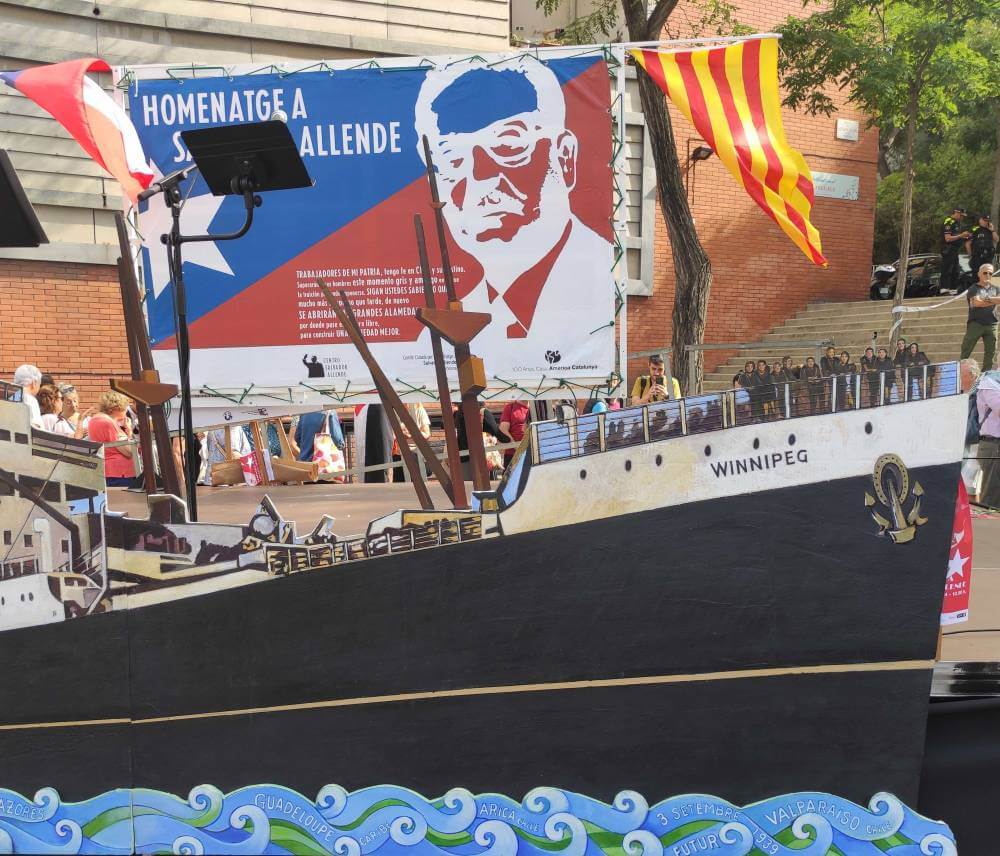 Salvador Allende tarima con el barco winipeg y la foto del presidente presidiendo el acto 1726053765561 935 k