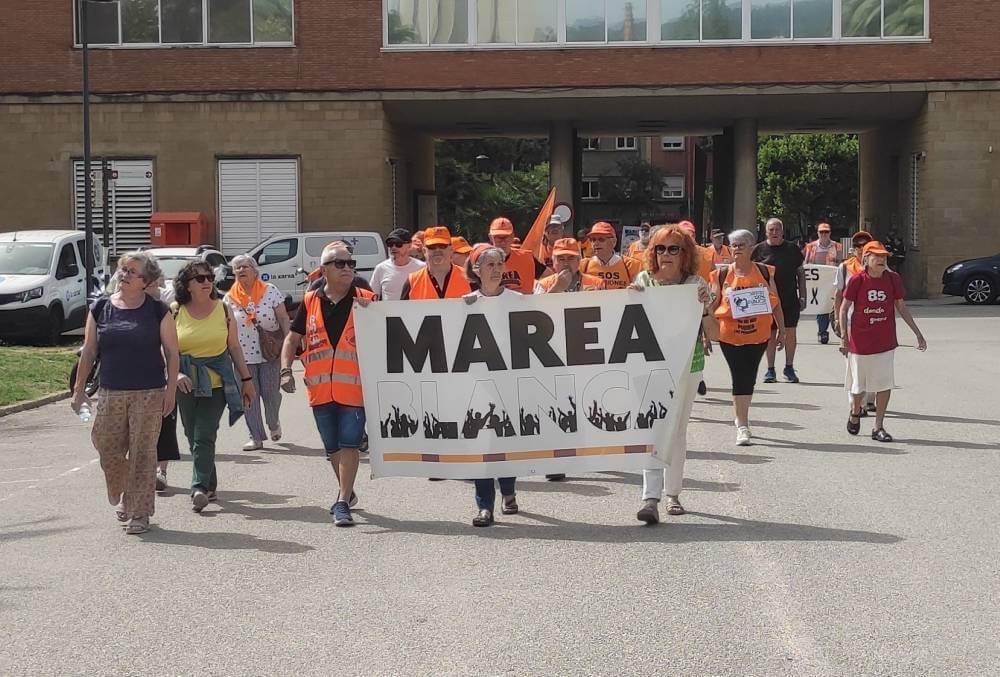 Sanitat 28062024 activistes de marea pensionista arriben en suport dels companys de Marea Blanca1719575793543 917 k