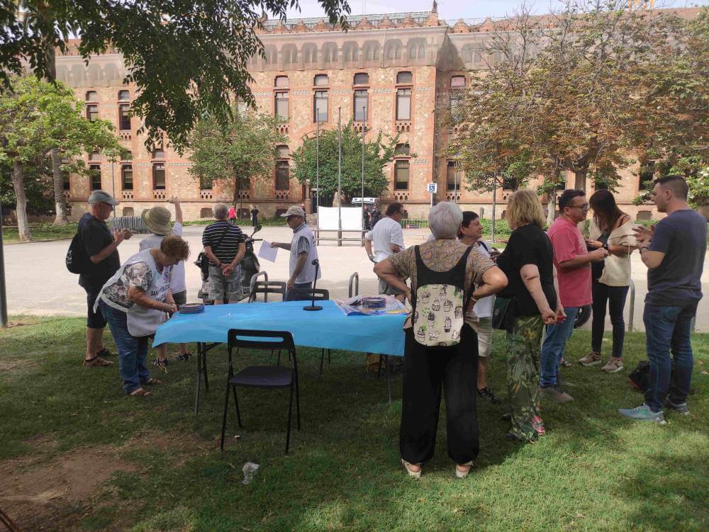 Sanitat 28062024 activistes de Marea blanca fent els preparatius de lacte1719575868409 975 k