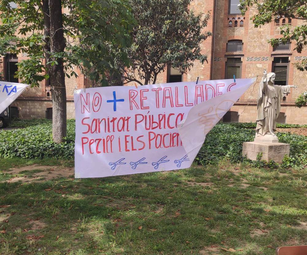 Sanitat 29062024 la mano de la estatua de cristo parece sostener esta pancarta a favor de la sanidad publica1719575952249