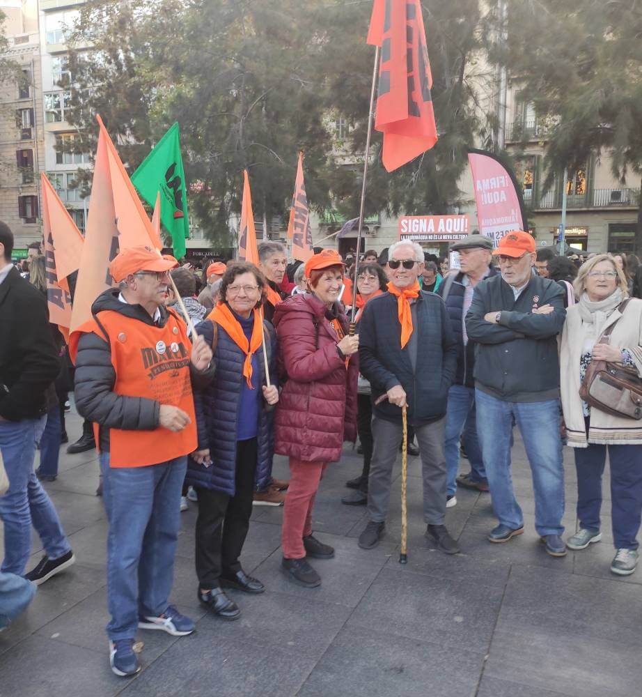 Sindicat de llogateres 23112024 manifestacio enorme amb presencia de marea pensionista1732436094106 981 k