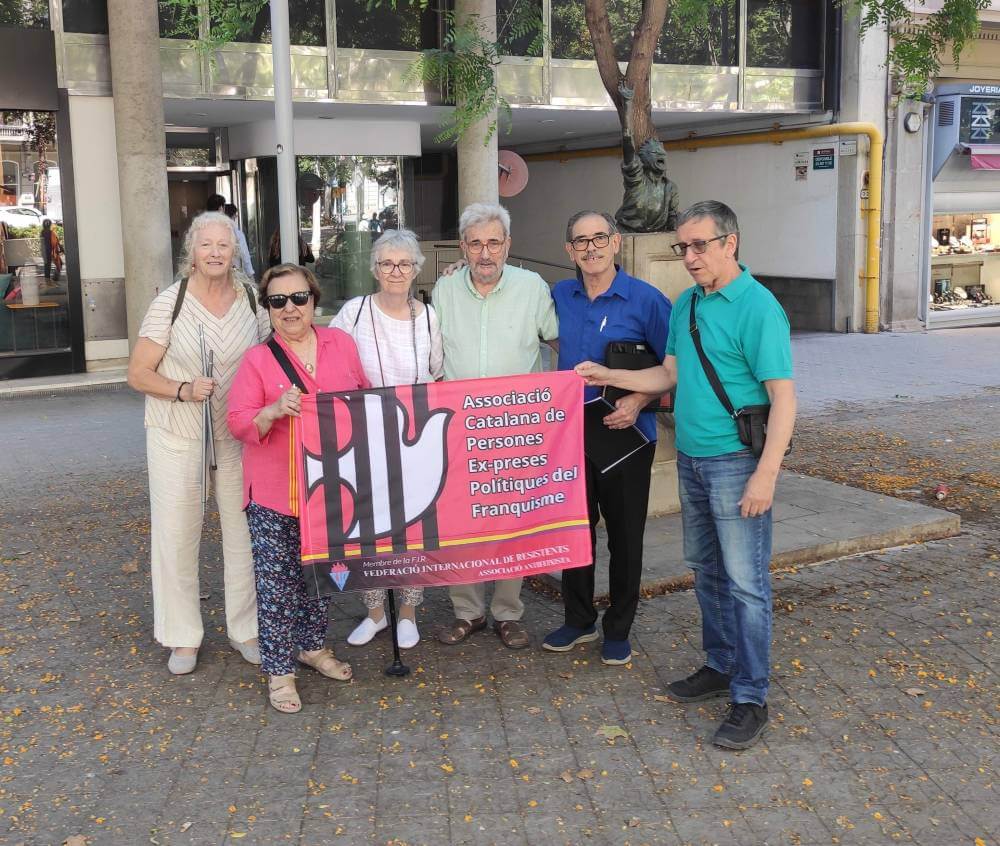 Uruguay 25062024 washington castro y amigos frente al consulado de uruguay 1719438046023 1013 k