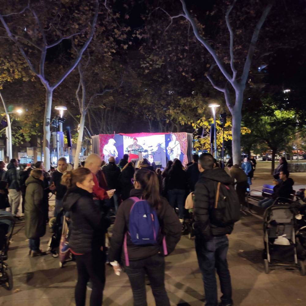 Verneda Sant Marti 23122024 festa actuaci grup de pallasos a la plaa de la palmera 5 1734978699097 1022 k