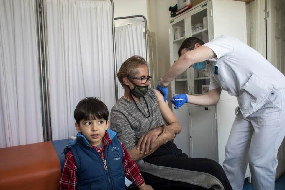 acnur un residente de un centro de asilo a las afueras de Belgrado recibe una vacuna