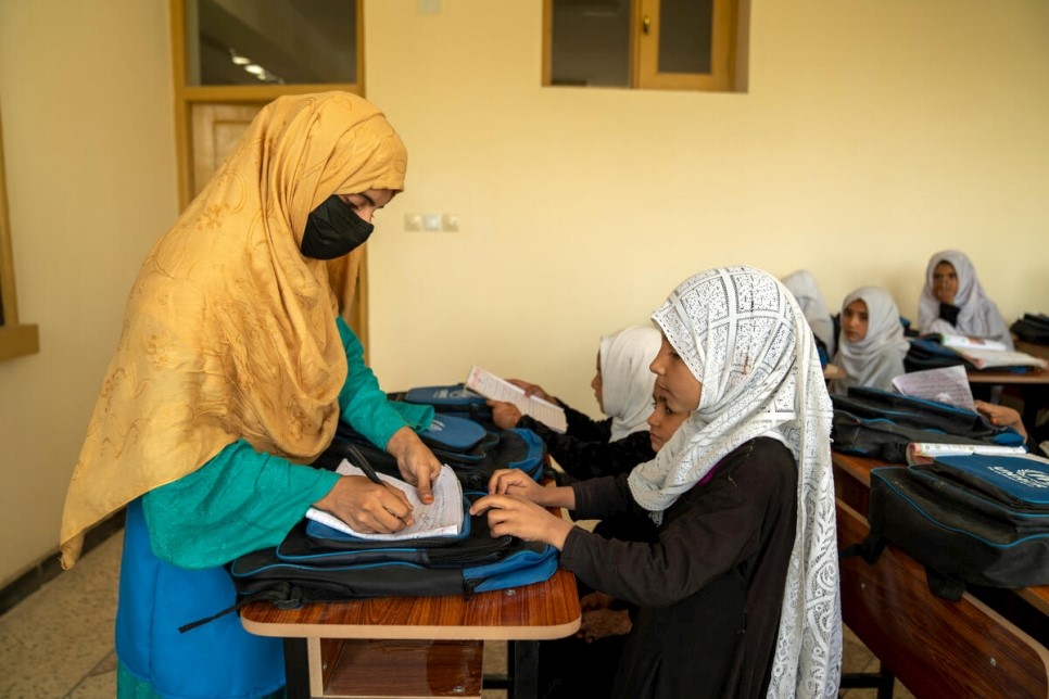 acnur una mujer afgana voluntaria participa en un proyecto de ACNUR