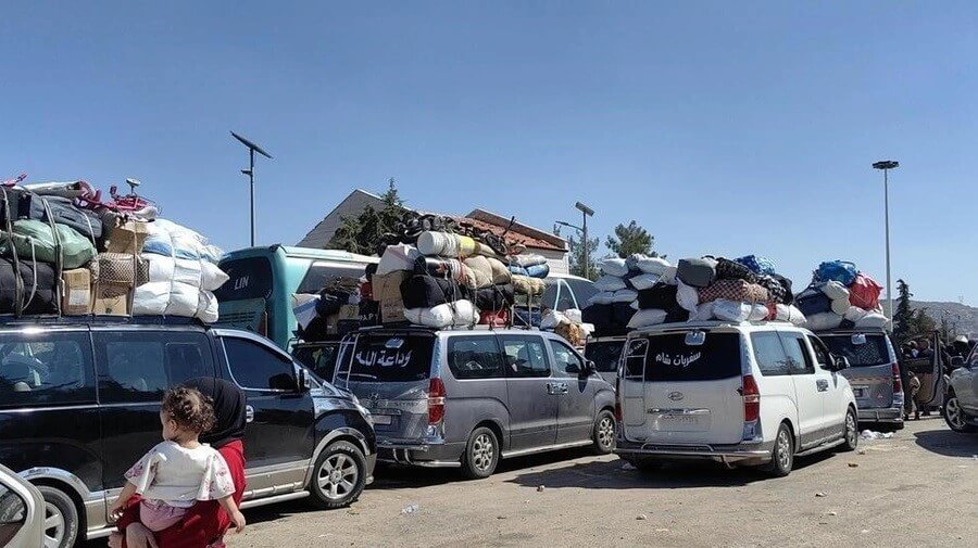 acnur vehiculos transportando a familias que huyen de los bombardeos israelies en Libano 