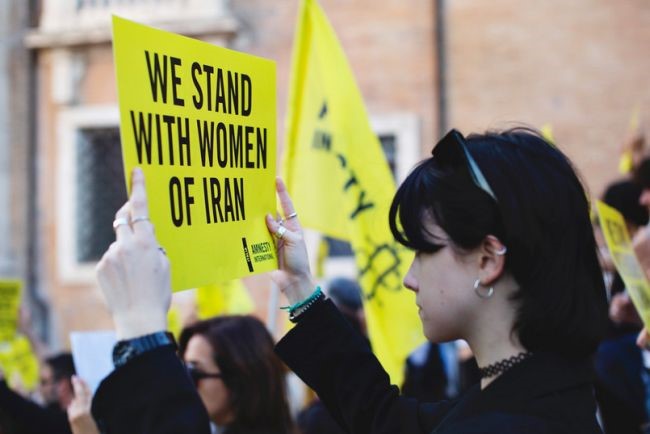 amnistia internadional we stand with women of iran