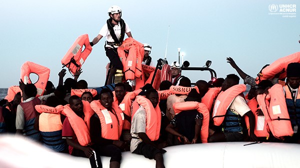 Aquarius rescatando migrantes en el Mediterráneo