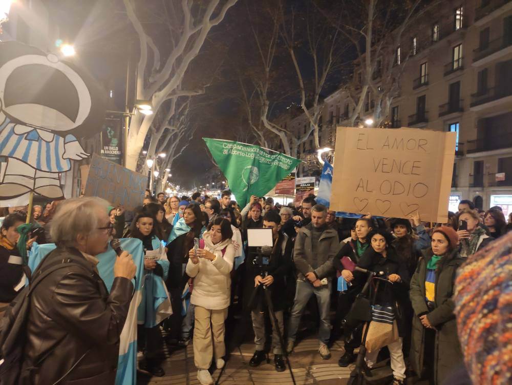 argentina concentracion 24012024 multitud en las ramblAS1706123510806 DISMINUIDO 1023