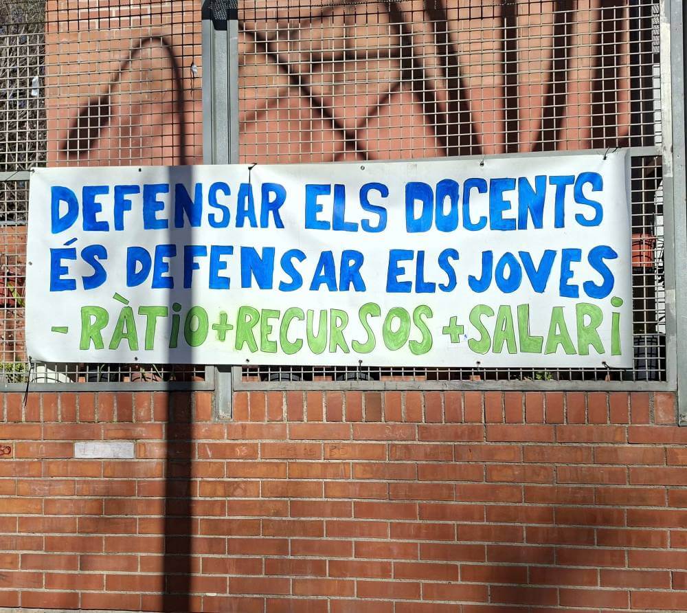 colegio instituto bernat metge pancarta reivindicativa mani 20260221 111011